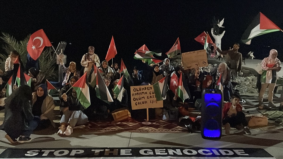 Aydın'ın Kuşadası ilçesinde, Filistin Platformu üyeleri, Gazze'ye insani yardım ulaştırmayı...