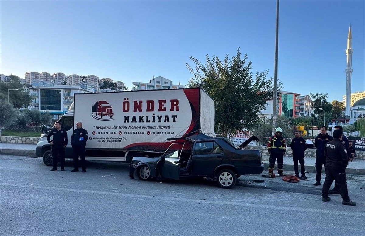 Aydın'ın Kuşadası ilçesinde otomobilin park halindeki kamyonete çarpması sonucu 1 kişi öldü, 4...