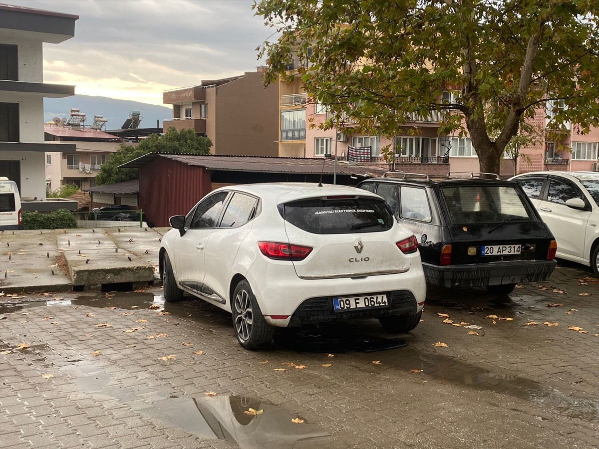 Aydın'ın Kuyucak ilçesinde 4 yaşındaki torununu kurtarmak isterken otomobilin altında kalan kadın...