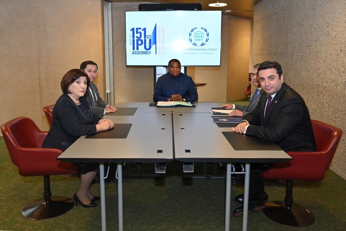 Azerbaycan Milli Meclisi Başkanı Sahibe Gafarova (sağda) ile Ermenistan Parlamentosu Başkanı Alen...