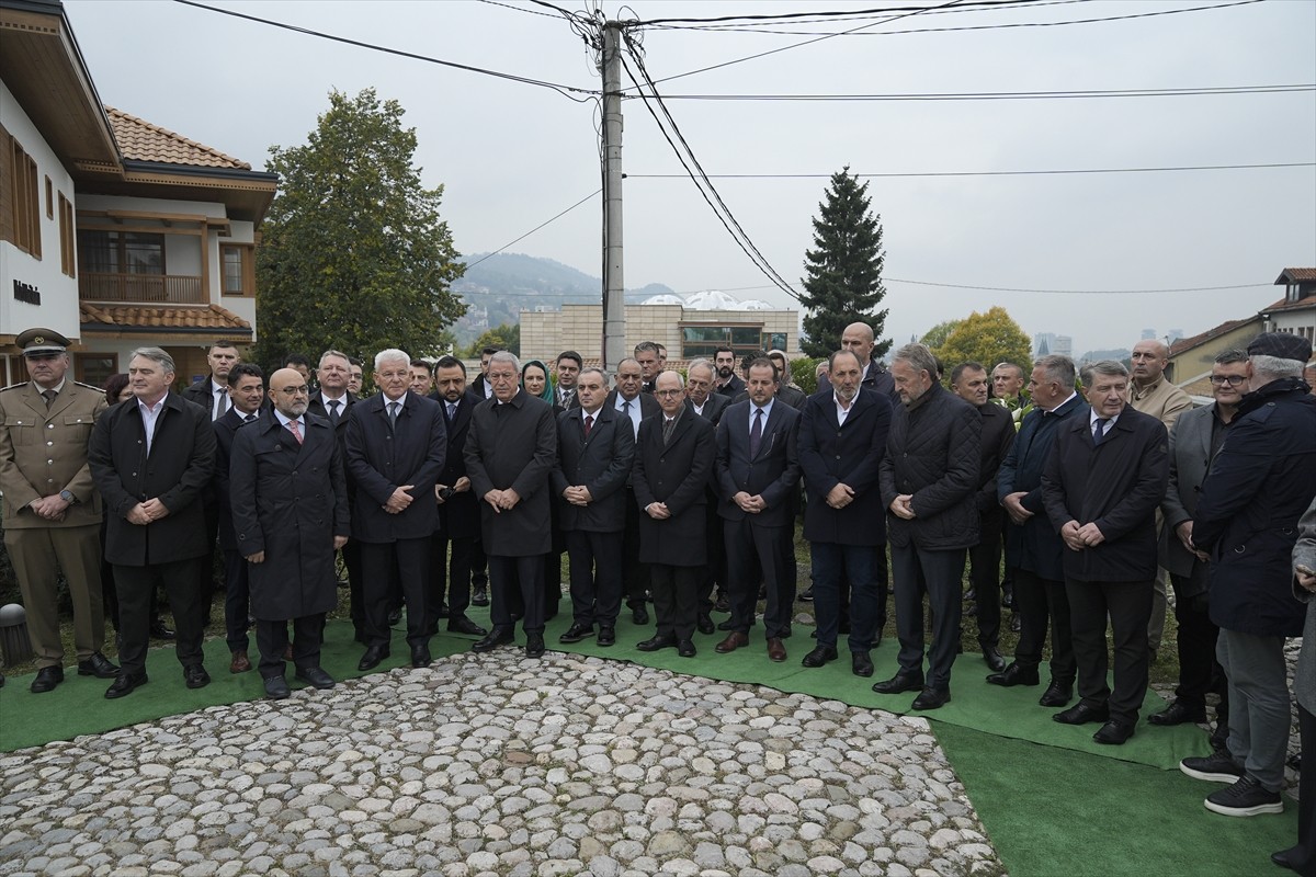 Bağımsız Bosna Hersek'in ilk Cumhurbaşkanı Aliya İzetbegoviç için vefatının 22'nci yılında başkent...