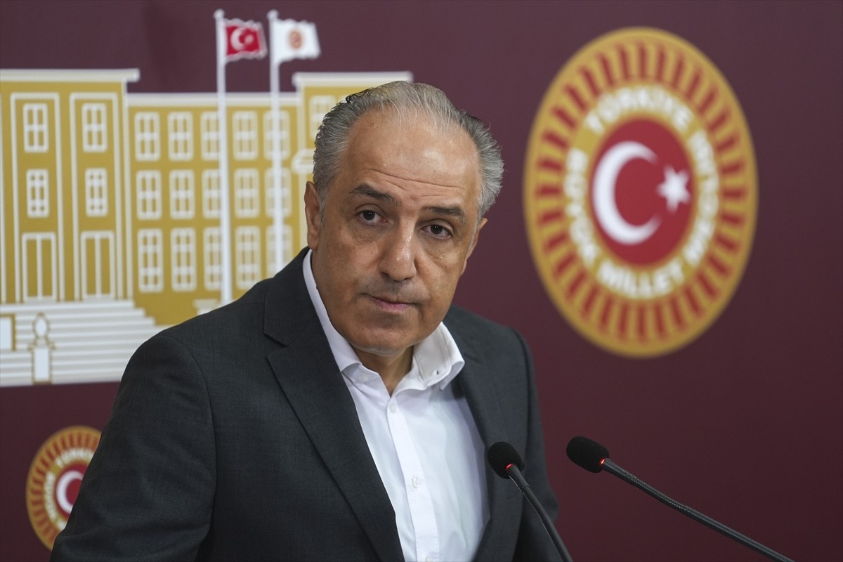 Bağımsız İstanbul Milletvekili Mustafa Yeneroğlu, TBMM'de düzenlediği basın toplantısında...