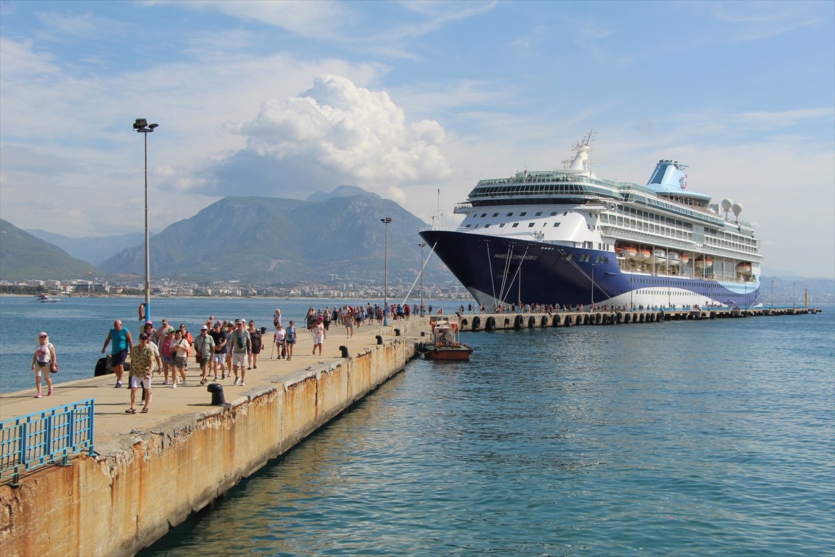 Bahamalar bayraklı "Marella Discovery 2" isimli kruvaziyer, 1788 yolcusuyla Antalya'nın Alanya...