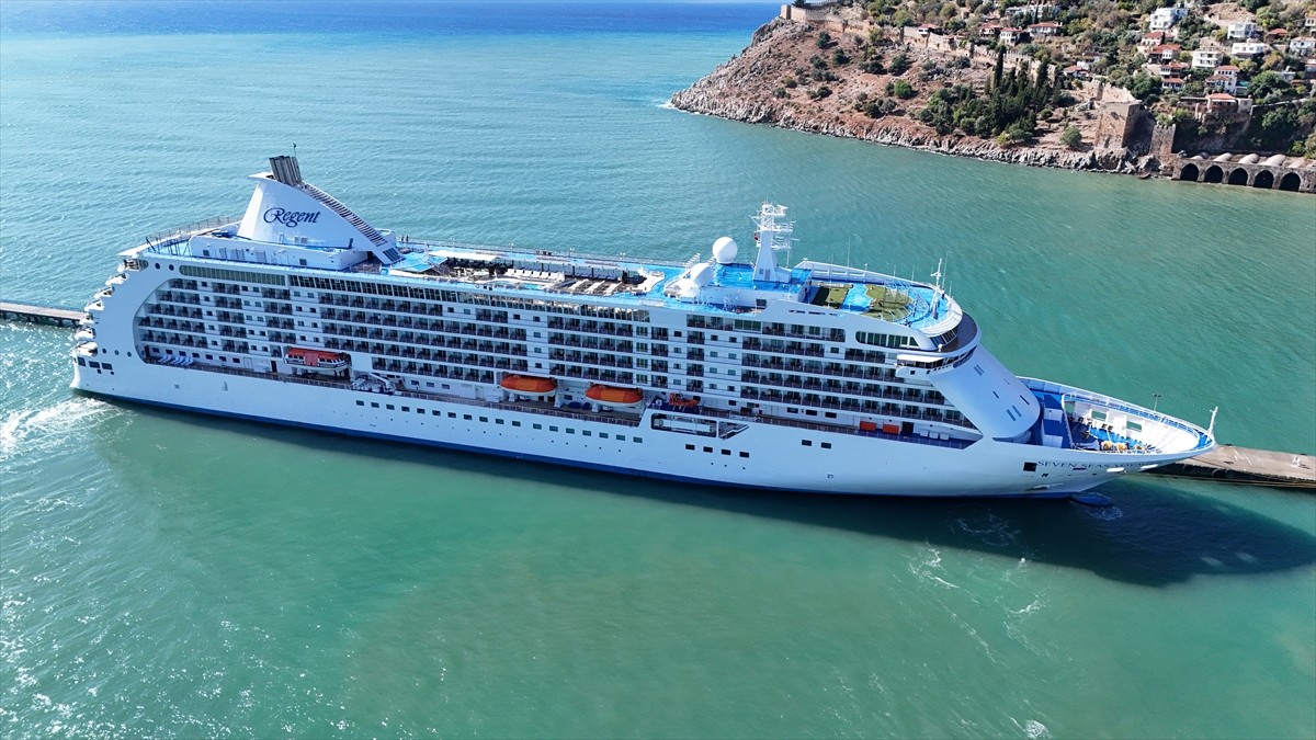 Bahamalar bayraklı "Seven Seas Voyager" adlı kruvaziyer, Antalya'nın Alanya ilçesine geldi.