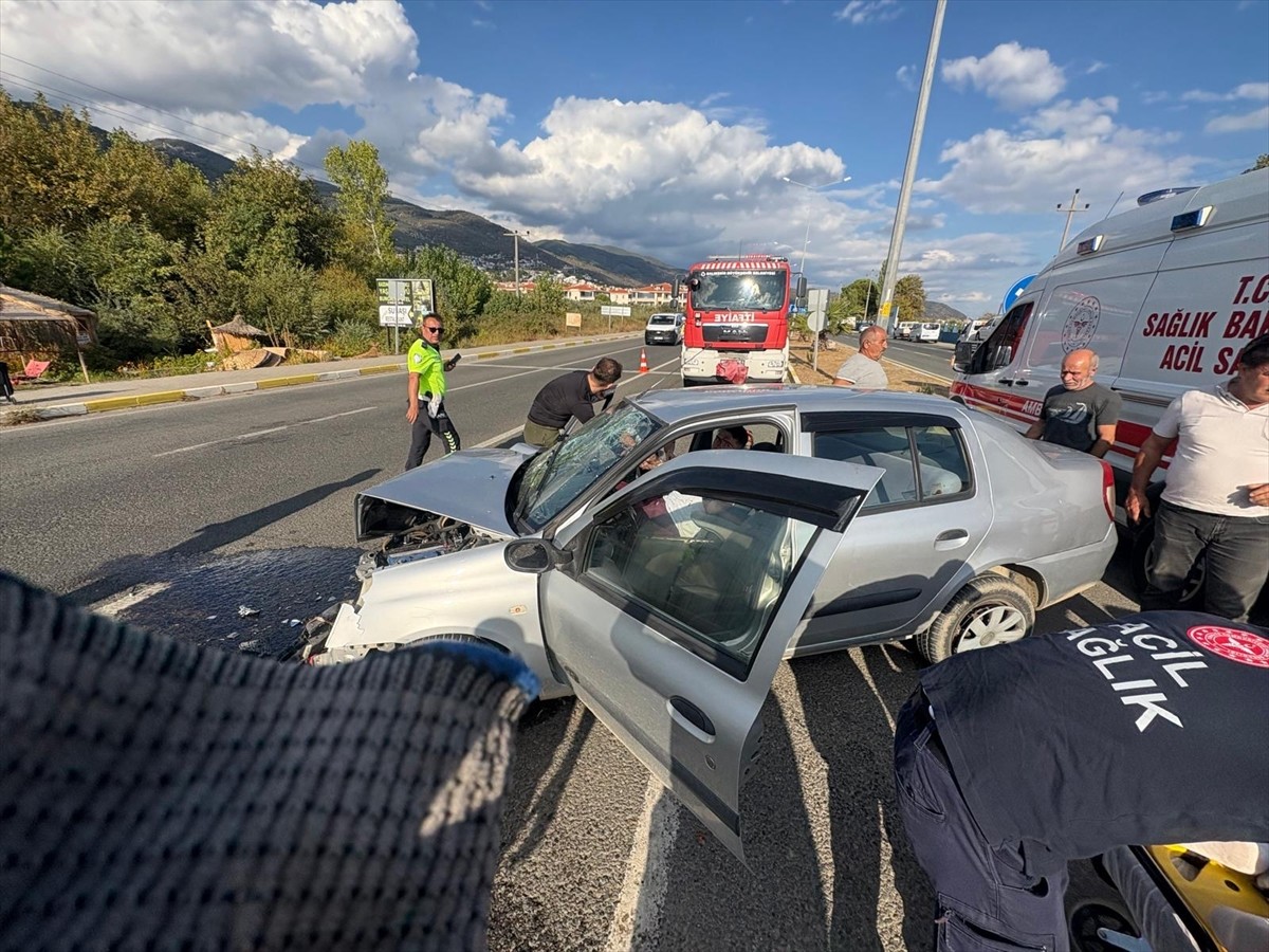 Balıkesir'in Edremit ilçesinde kamyonla otomobilin çarpışması sonucu 1 kişi öldü, 1 kişi...