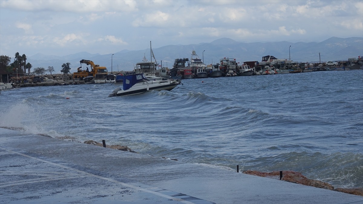 Balıkesir'in Edremit ilçesinde öğle saatlerinden itibaren lodos etkisini artırdı.