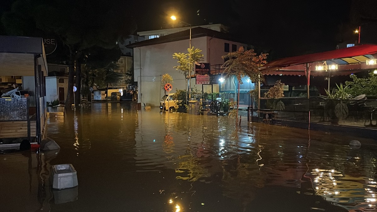 Balıkesir'in Edremit Körfezi'ndeki Edremit ve Burhaniye ilçelerinde sağanak etkili oldu. Yağış...