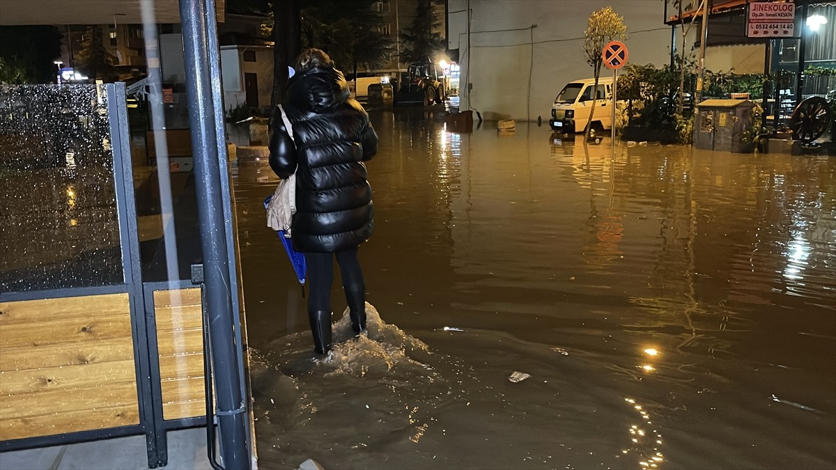 Balıkesir'in Edremit Körfezi'ndeki Edremit ve Burhaniye ilçelerinde sağanak etkili oldu. Yağış...