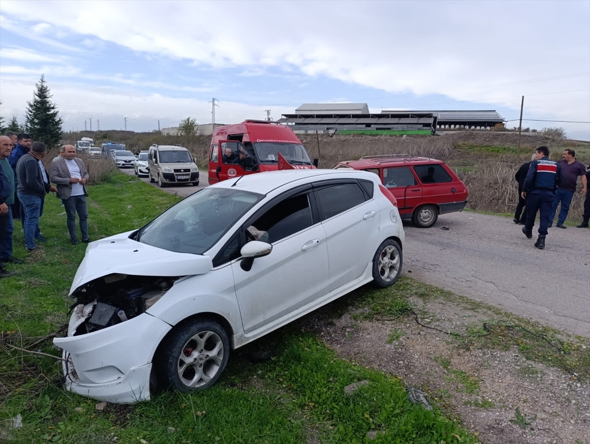 Balıkesir'in Manyas ilçesinde, meydana gelen trafik kazasında bir kişi ağır yaralandı.
