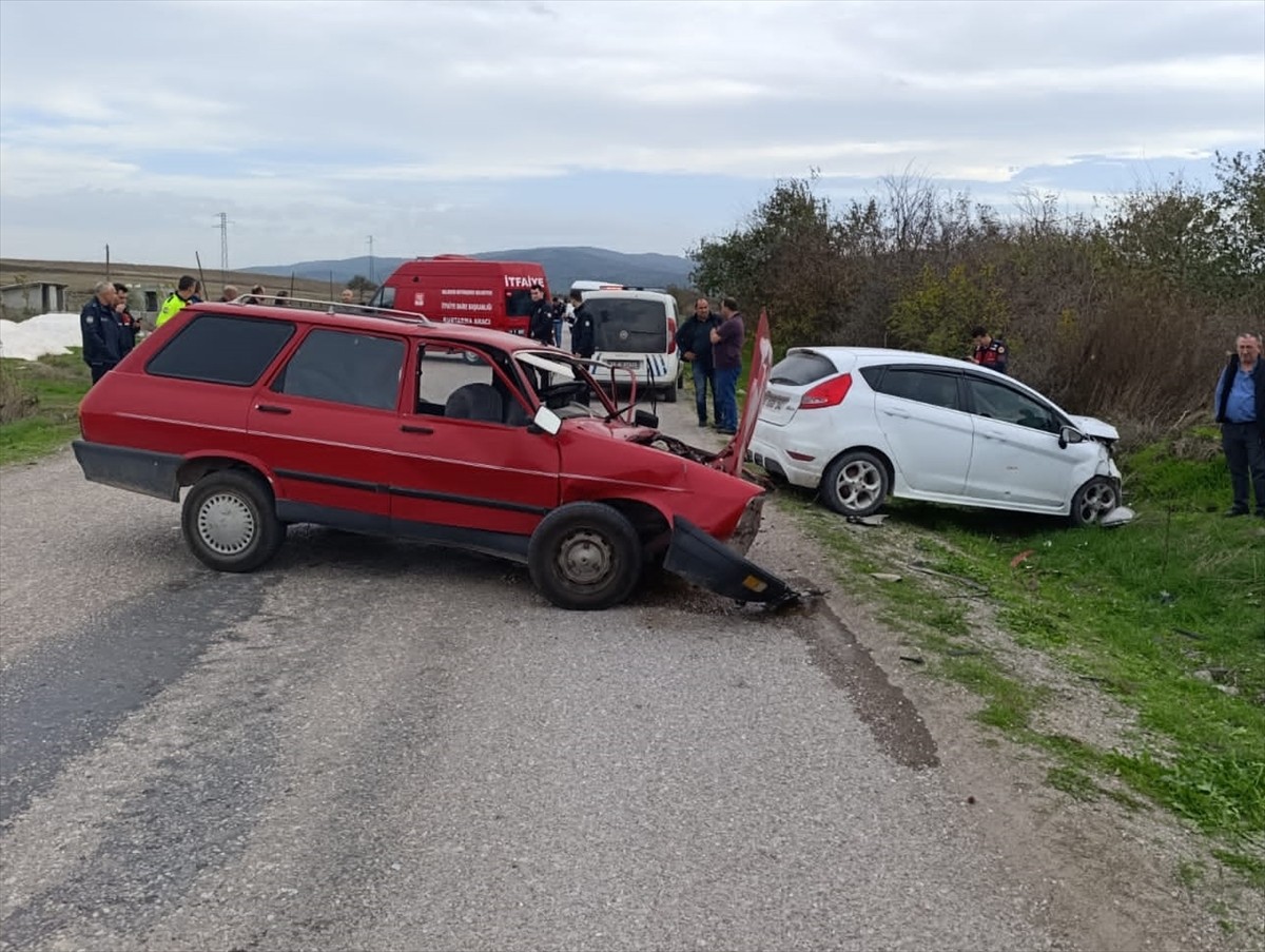 Balıkesir'in Manyas ilçesinde, meydana gelen trafik kazasında bir kişi ağır yaralandı.