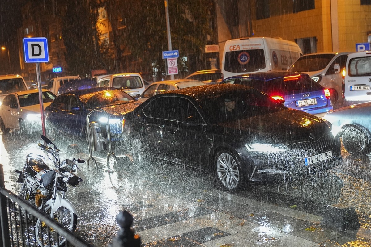 Balıkesir'in Sındırgı ilçesinde 6,1 büyüklüğündeki depremin ardından başlayan sağanak, çalışmaları...
