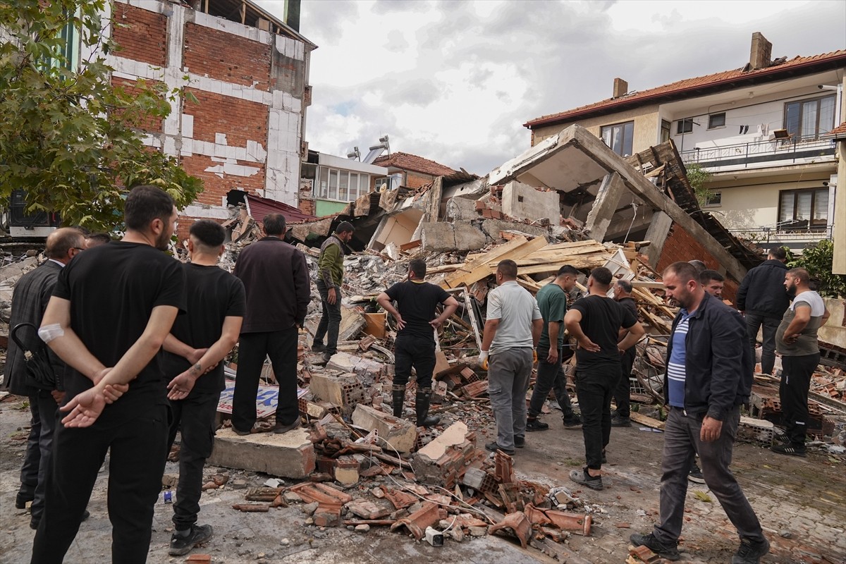 Balıkesir'in Sındırgı ilçesinde dün meydana gelen 6,1 büyüklüğündeki depremde yıkılan binaların 10...