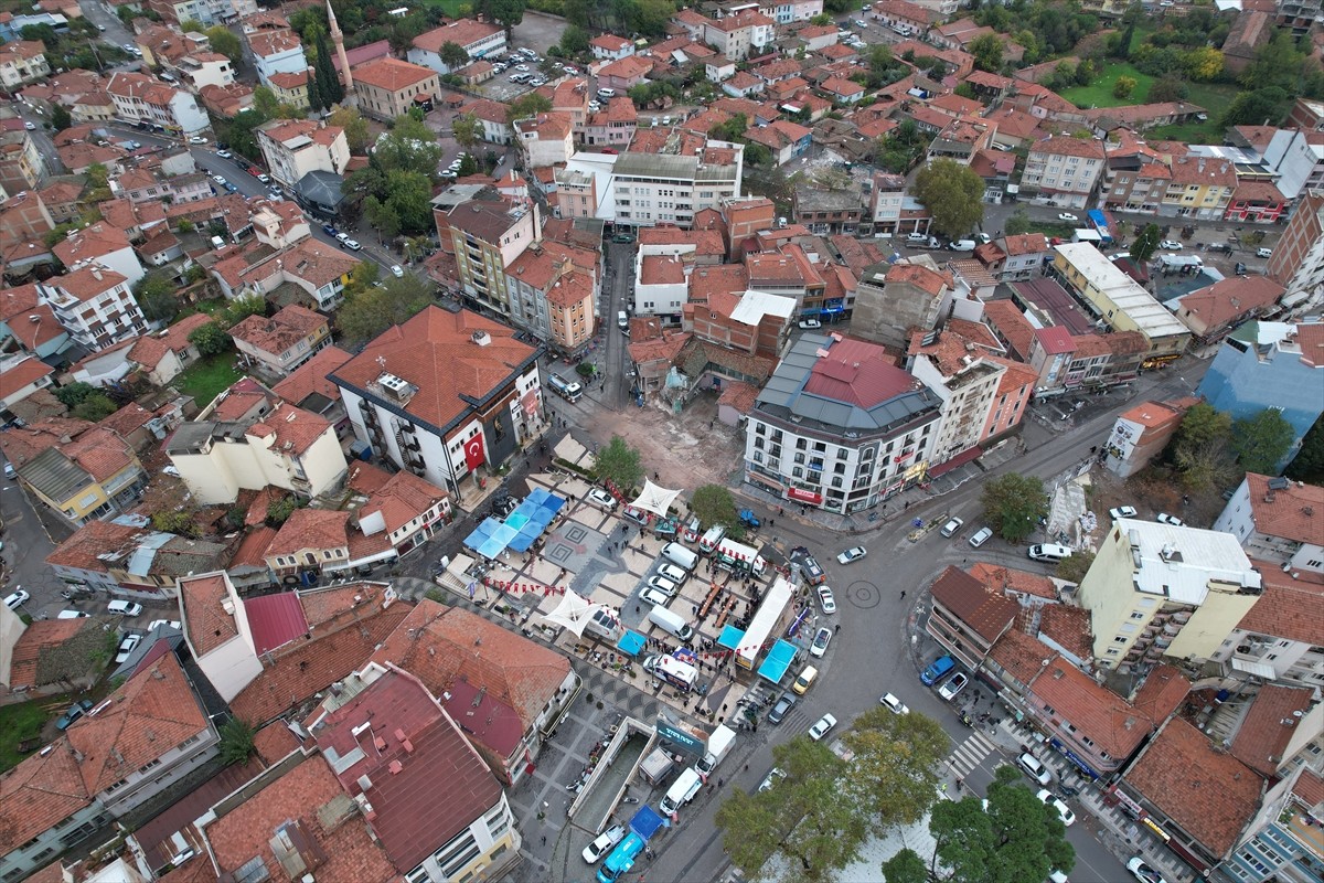 Balıkesir'in Sındırgı ilçesinde dün meydana gelen 6,1 büyüklüğündeki depremde yıkılan iş yerinin...