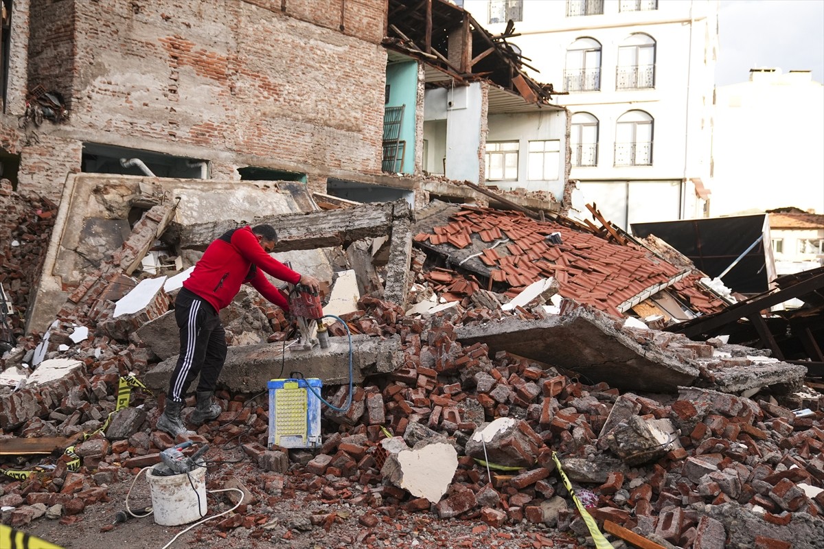 Balıkesir'in Sındırgı ilçesinde dün meydana gelen 6,1 büyüklüğündeki depremin ardından yıkılan...