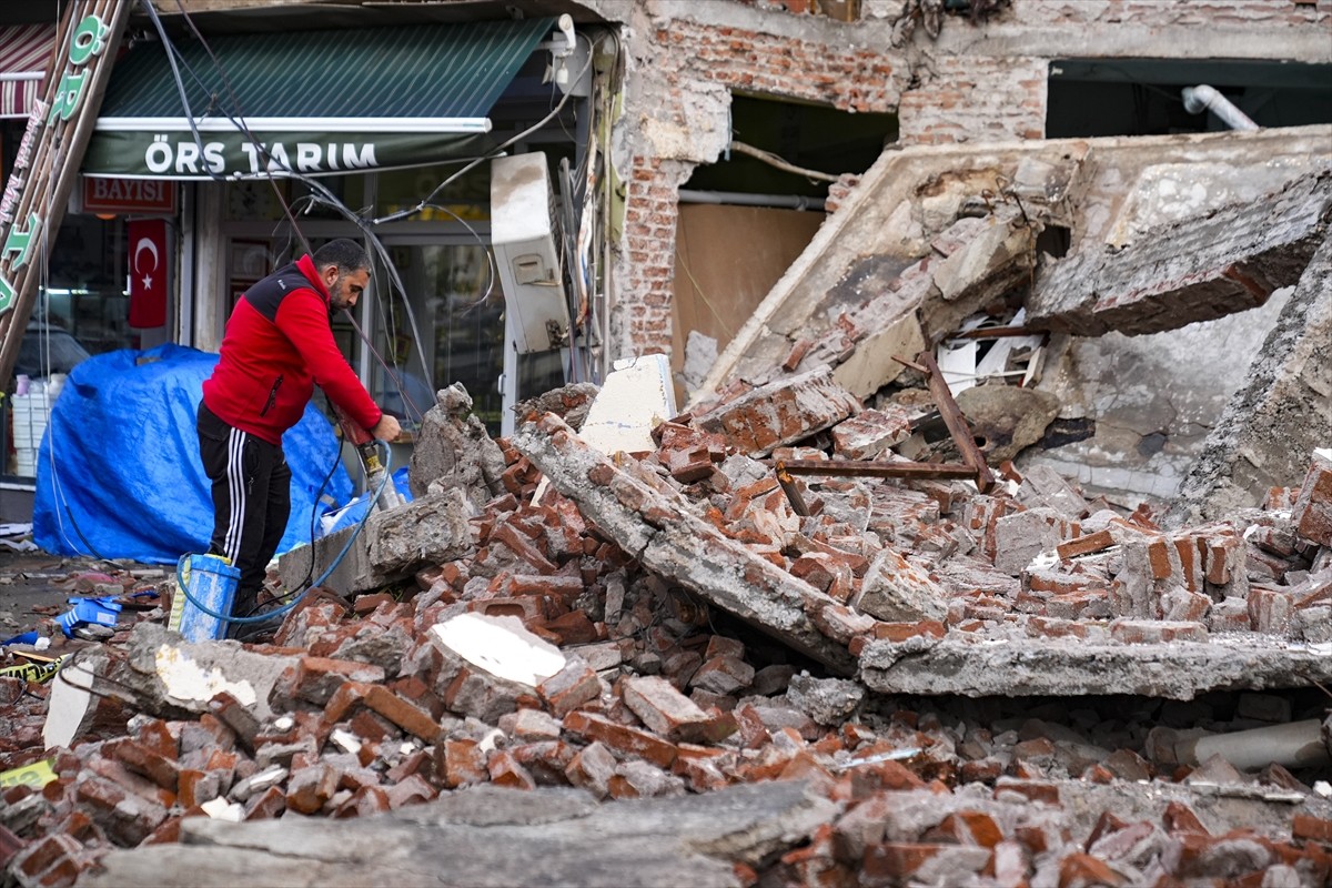 Balıkesir'in Sındırgı ilçesinde dün meydana gelen 6,1 büyüklüğündeki depremin ardından yıkılan...