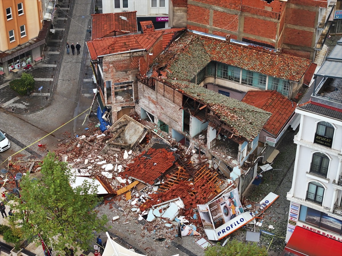 Balıkesir'in Sındırgı ilçesinde saat 22.48'de 6.1 büyüklüğünde deprem meydana geldi. Depremin...