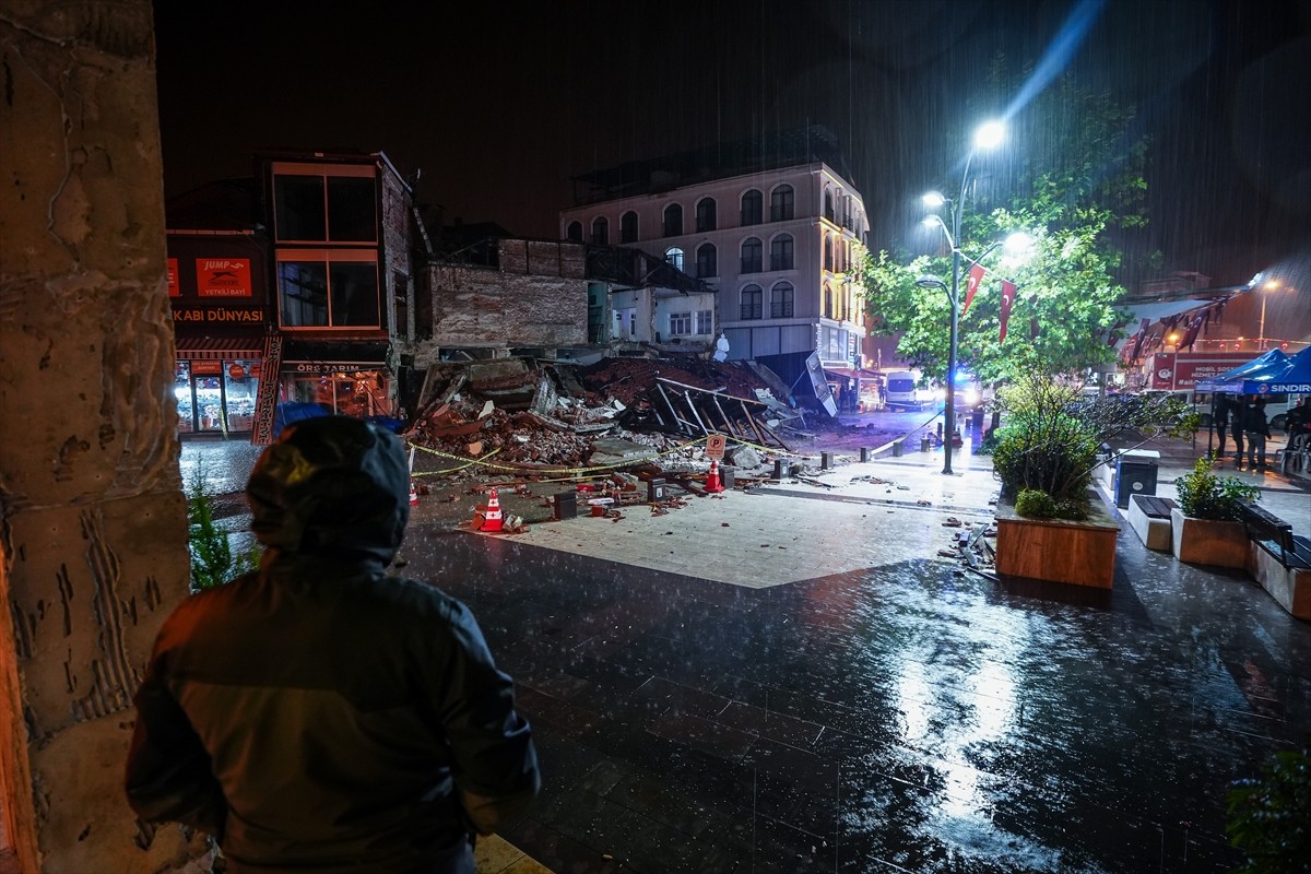 Balıkesir'in Sındırgı ilçesinde saat 22.48'de 6,1 büyüklüğünde deprem meydana geldi. Depremin...