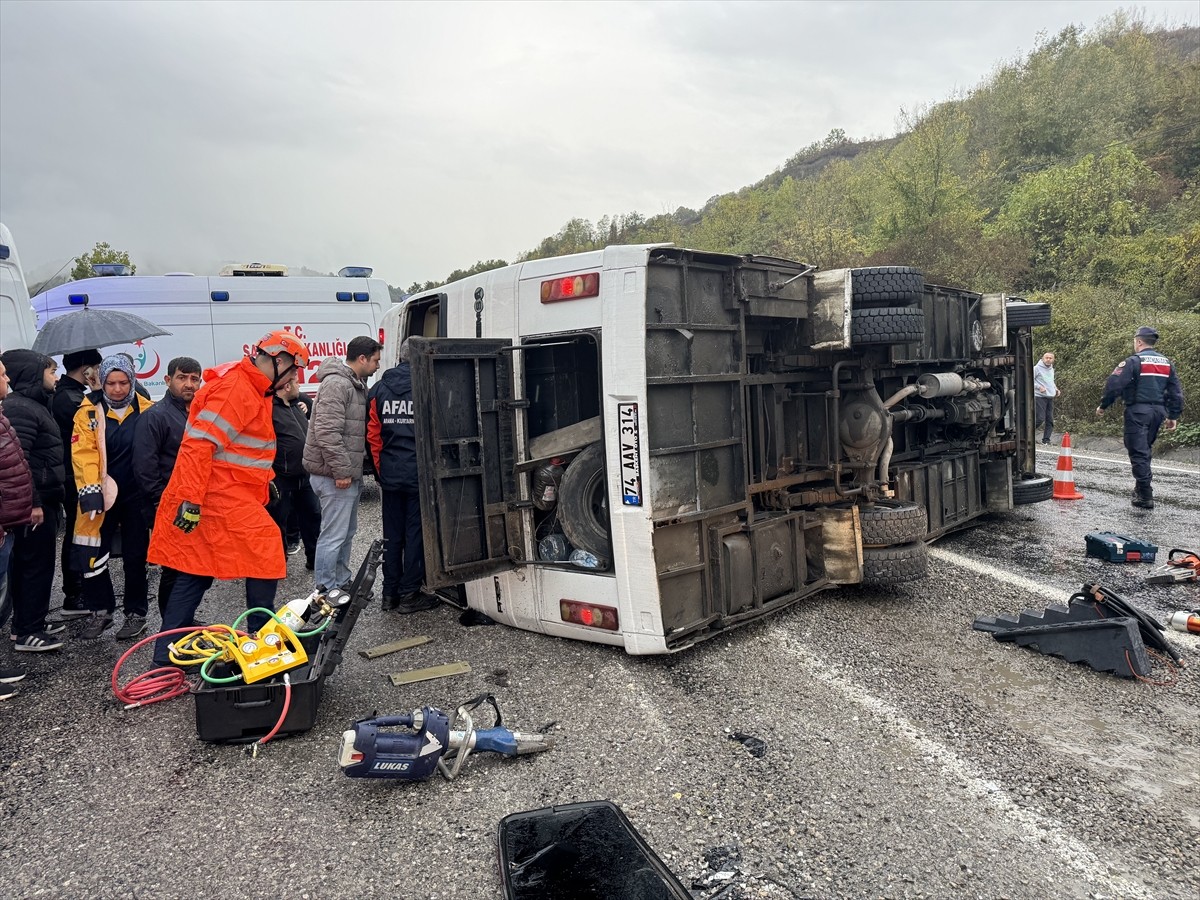Bartın'da işçi servisinin devrilmesi sonucu 1 kişi hayatını kaybetti, 19 kişi yaralandı.