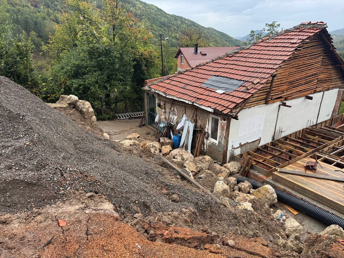 Bartın'ın Kurucaşile ilçesinde yağış heyelana neden oldu.