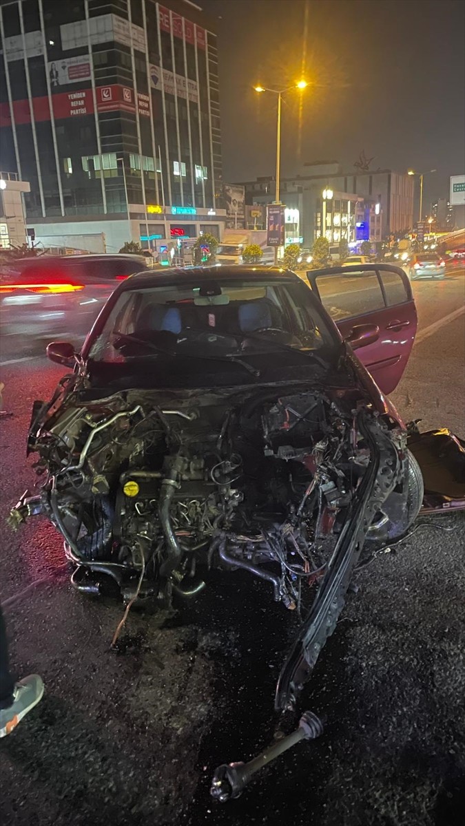 Başakşehir'de otomobilin otobüs durağına çarptığı kazada 1 kişi yaralandı.