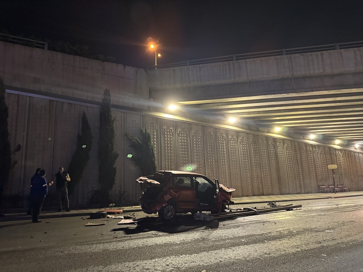 Başkentte kontrolden çıkarak köprüden düşen otomobilin sürücüsü ağır yaralandı.