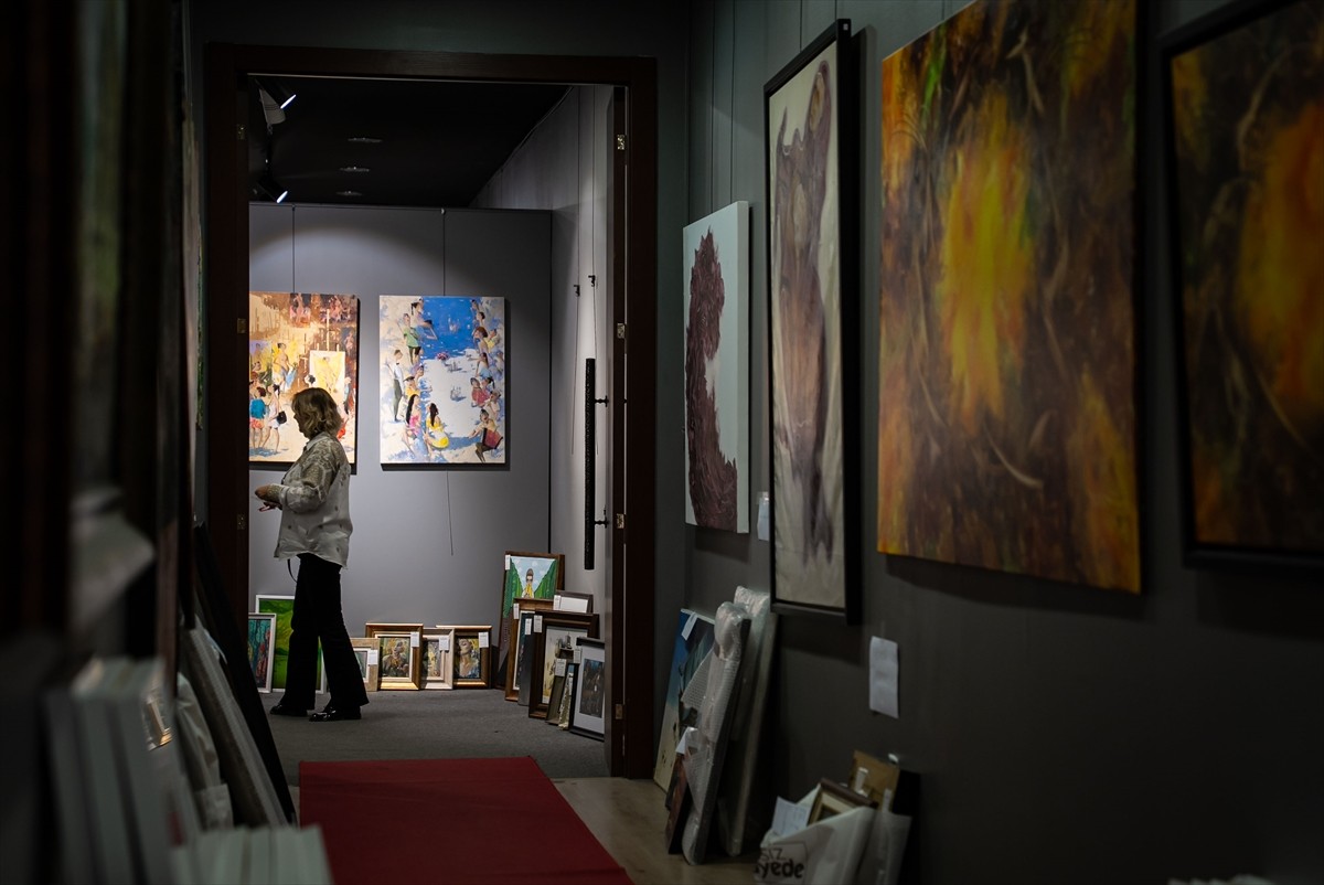 Başkentte, yerli ve yabancı sanatçıların eserlerinden oluşan 74 tablo, düzenlenen müzayede ile...