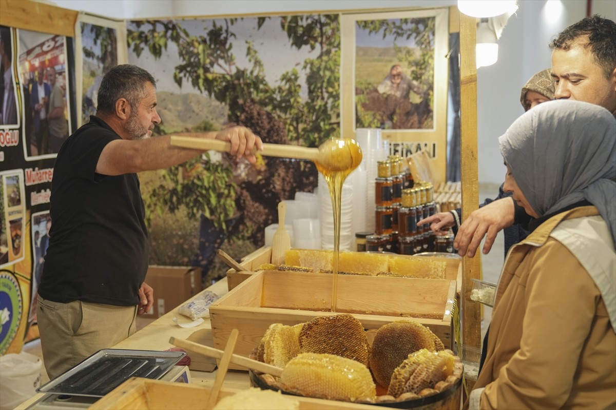 Başkentte yöresel ürünlerin tanıtılması amacıyla düzenlenen "Erzurum Cağ Kebabı ve Çeçil Peyniri...
