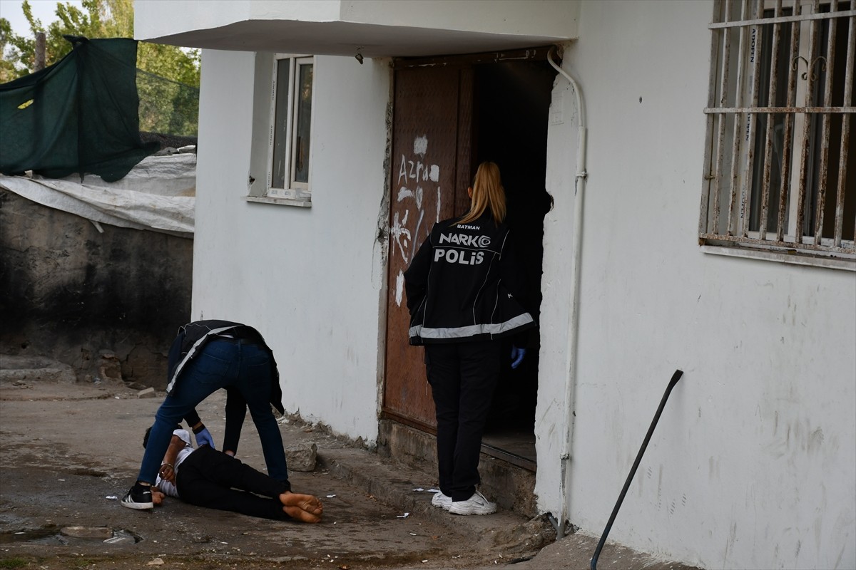 Batman'da 105 polisin katılımıyla düzenlenen eş zamanlı uyuşturucu operasyonunda 5 şüpheli...