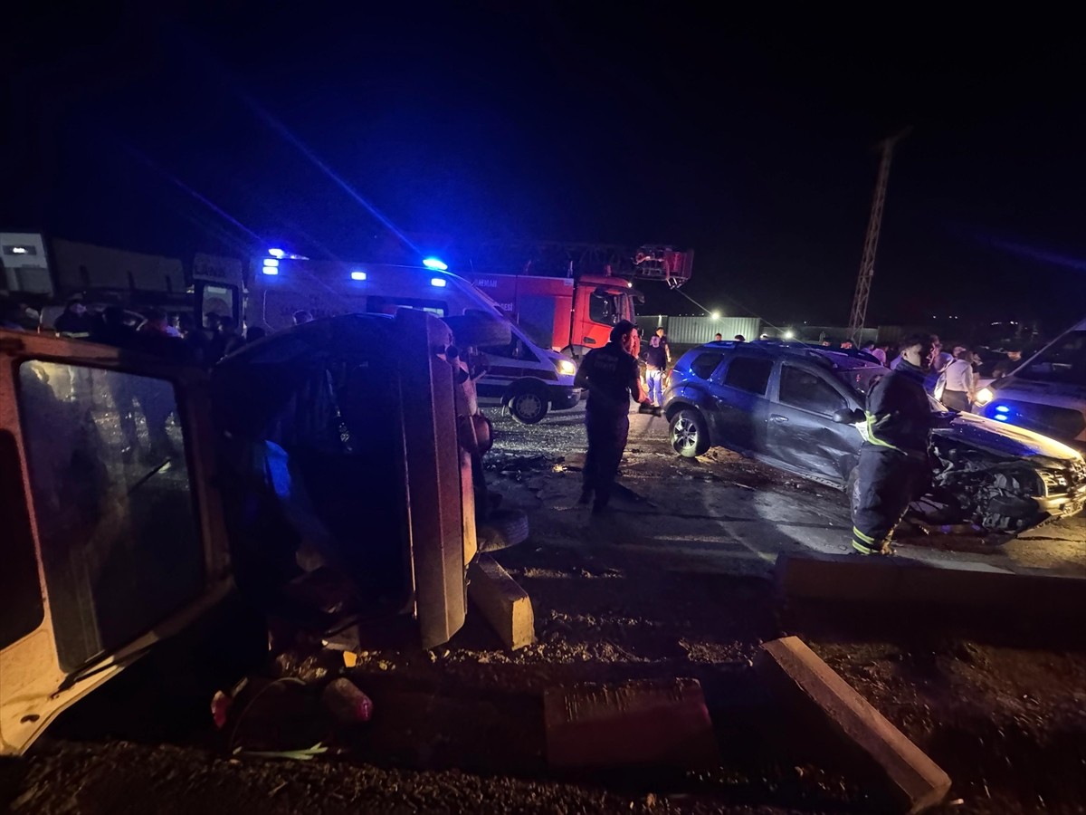 Batman'da iki otomobilin çarpışması sonucu 1 kişi öldü, 9 kişi yaralandı.