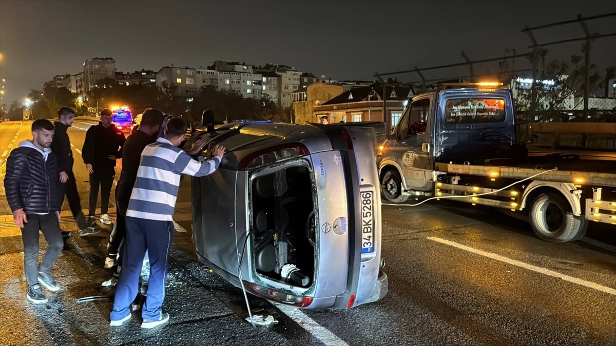 Bayrampaşa'da 3 aracın karıştığı zincirleme trafik kazası nedeniyle trafik yoğunluğu...