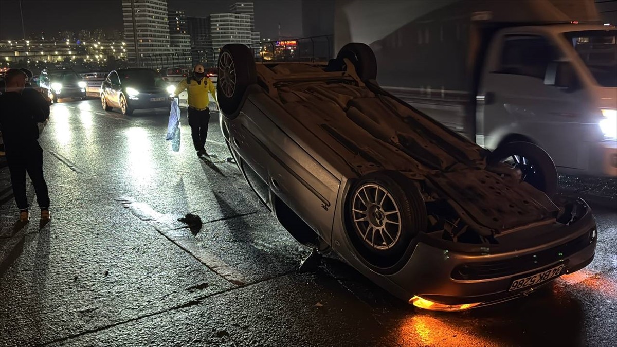 Bayrampaşa'da 3 aracın karıştığı zincirleme trafik kazası nedeniyle trafik yoğunluğu...