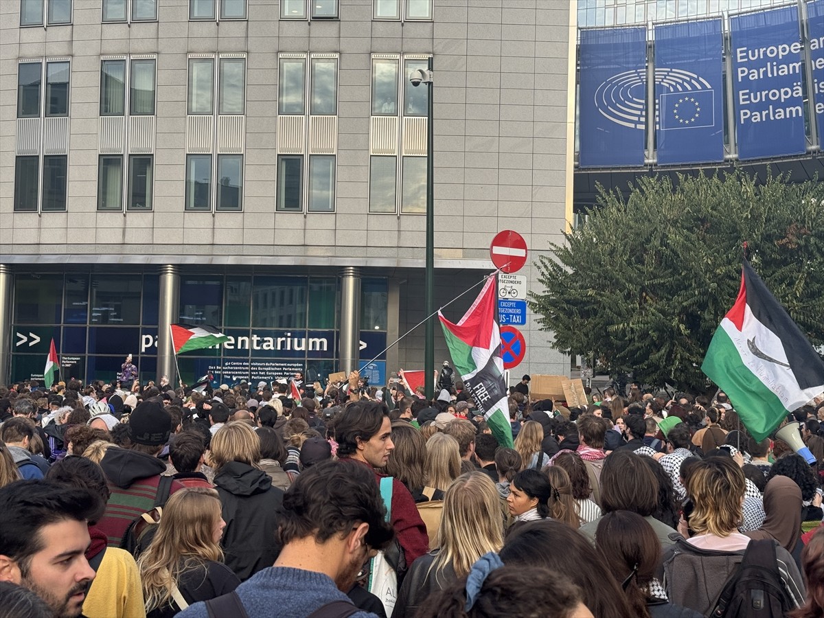 Belçika'nın başkenti Brüksel'de yüzlerce kişi, ablukayı kırmak ve insani yardım ulaştırmak için...
