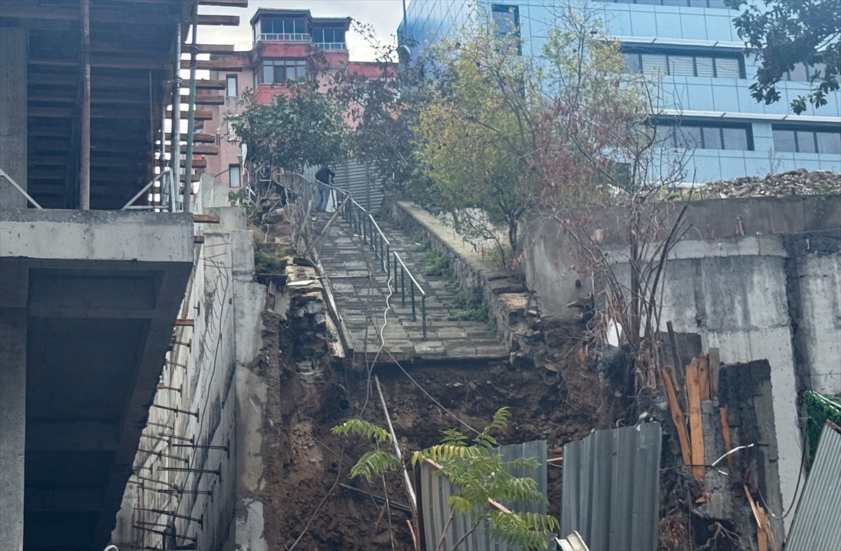 Beşiktaş Fulya Mahallesi Ayazma Deresi Caddesi'nde gece saatlerinde etkili olan yağış sonrası yol...