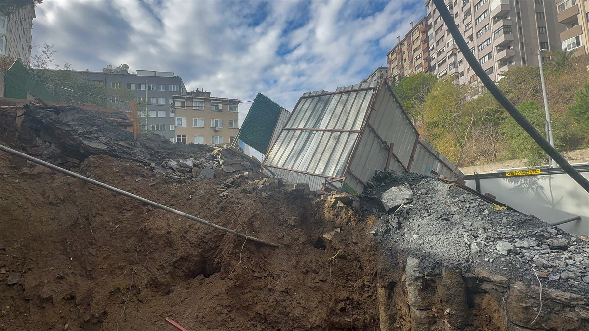 Beşiktaş Fulya Mahallesi Ayazma Deresi Caddesi'nde gece saatlerinde etkili olan yağış sonrası yol...