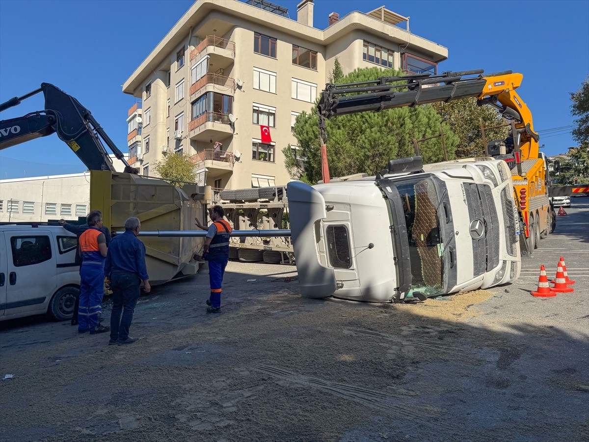 Beşiktaş Ulus Mahallesi Kelaynak Sokak'taki inşaat alanında 34 KAD 375 plakalı taş yüklü kamyon...