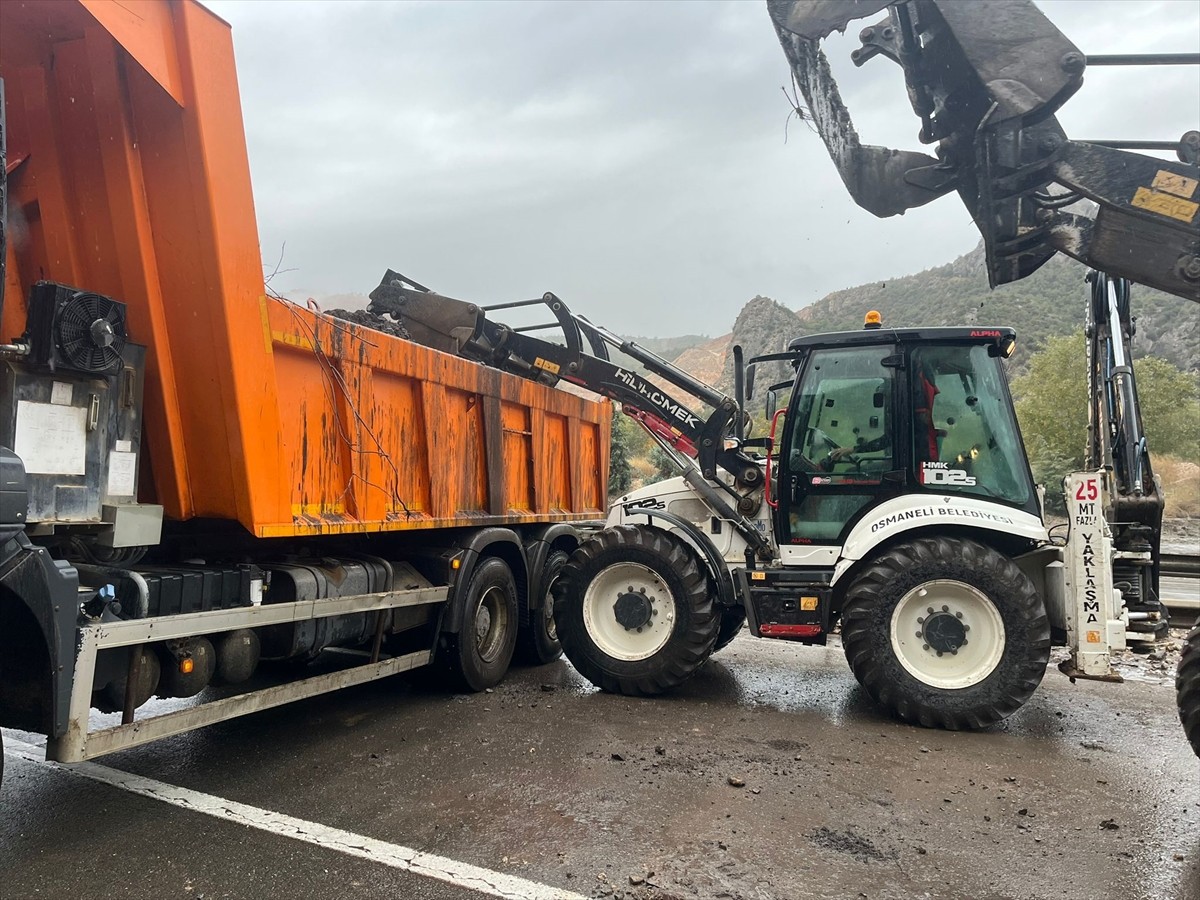  Bilecik'te etkili olan şiddetli yağış nedeniyle Osmaneli ilçesini Sakarya'ya bağlayan kara...