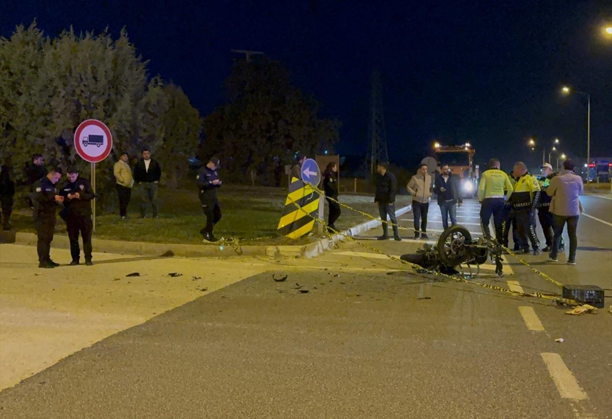 Bilecik'te midibüsle çarpışan motosiklet sürücüsü hayatını kaybetti.