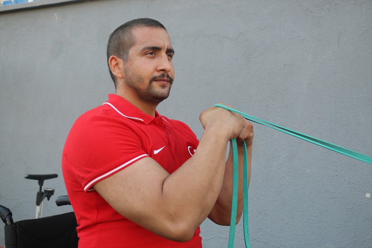 Bilek güreşindeki uluslararası başarılarının ardından başladığı para atletizmde de madalyalar...