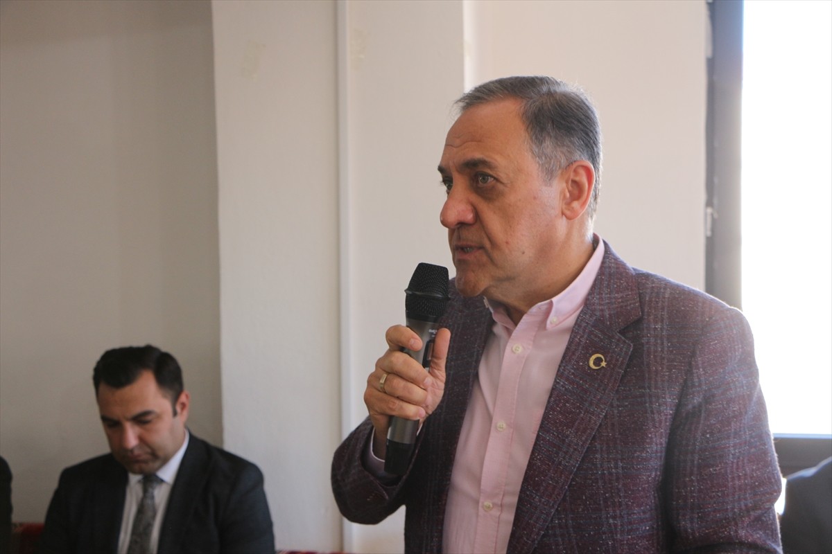 Bingöl'ün Karlıova ilçesinde 13 yıldır aralarında husumet bulunan aileler barıştırıldı. Vali Ahmet...