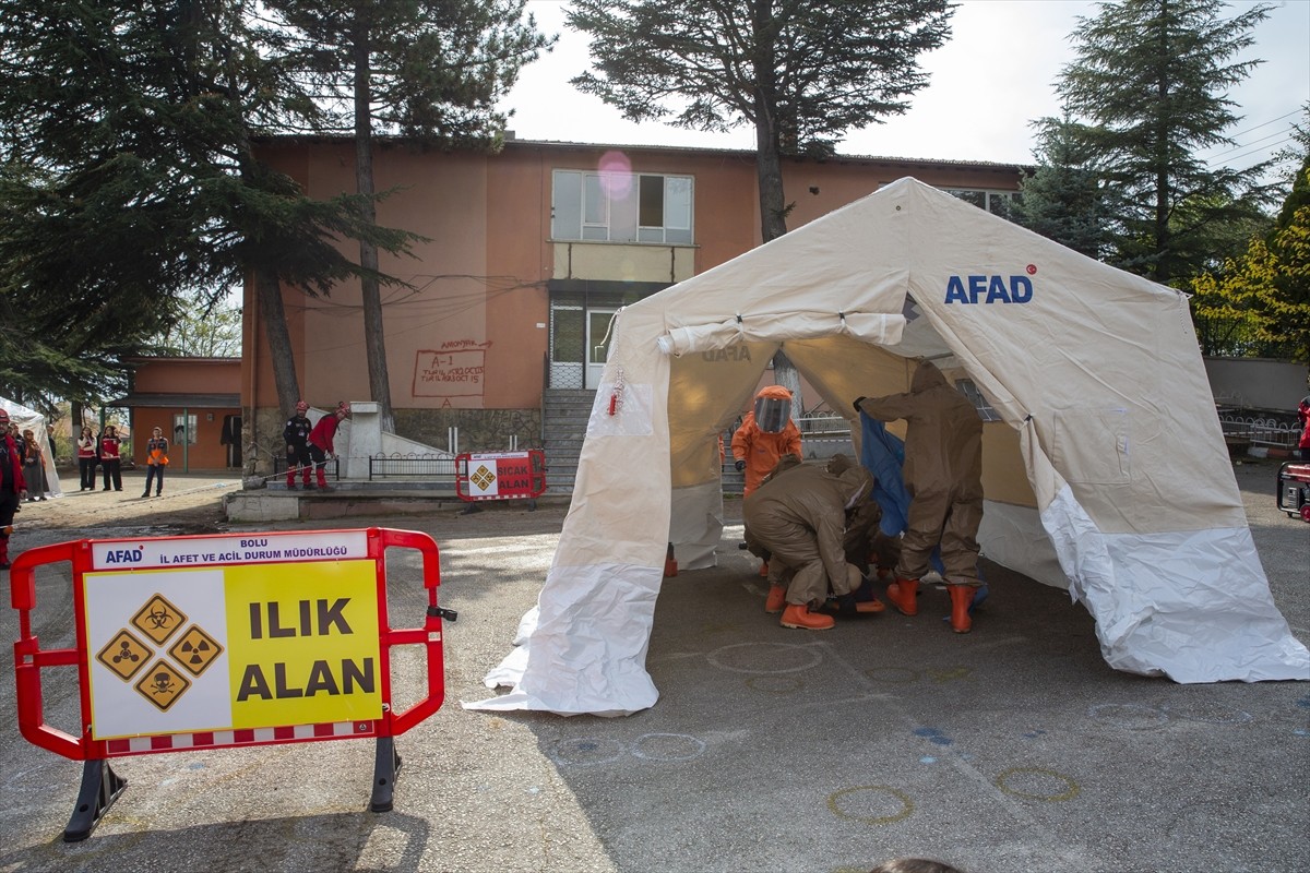 Bolu'da 5,8 büyüklüğündeki deprem senaryosuna dayanan tatbikat gerçekleştirildi.