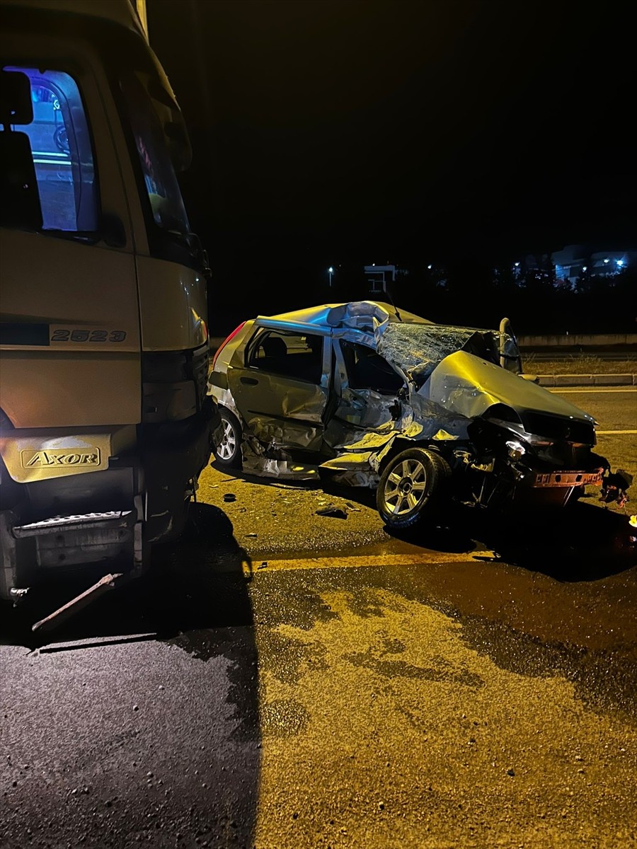 Bolu'da kamyonla çarpışan otomobilin sürücüsü hayatını kaybetti.