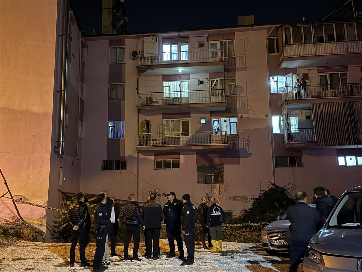 Burdur'da anten tamir etmek için apartmanın çatısına çıkan kişi yaşamını yitirdi.