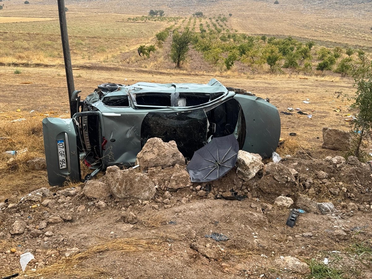 Burdur'un Karamanlı ilçesinde otomobilin şarampole devrilmesi sonucu 5 kişi yaralandı. 