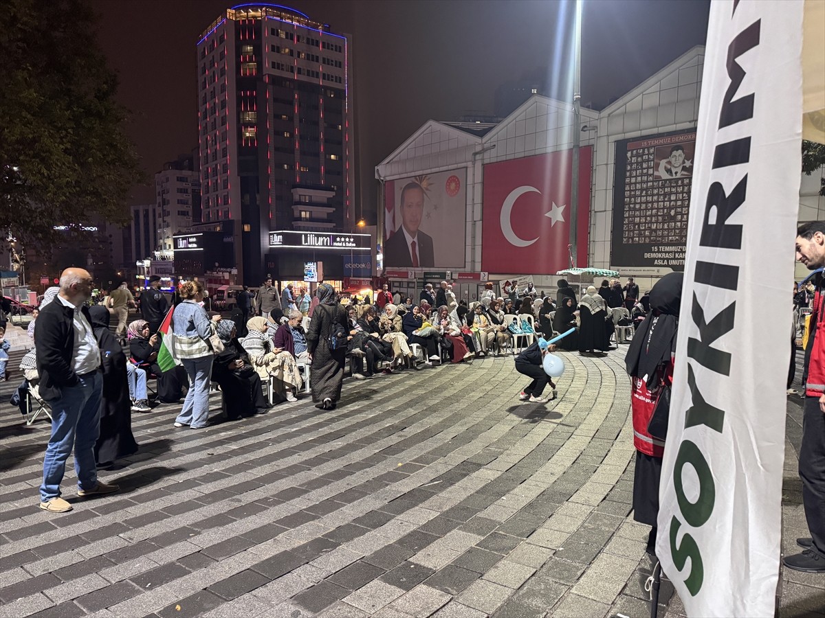 Bursa'da toplanan çok sayıda kişi, İsrail'in saldırdığı Küresel Sumud Filosu'na destek için bir...