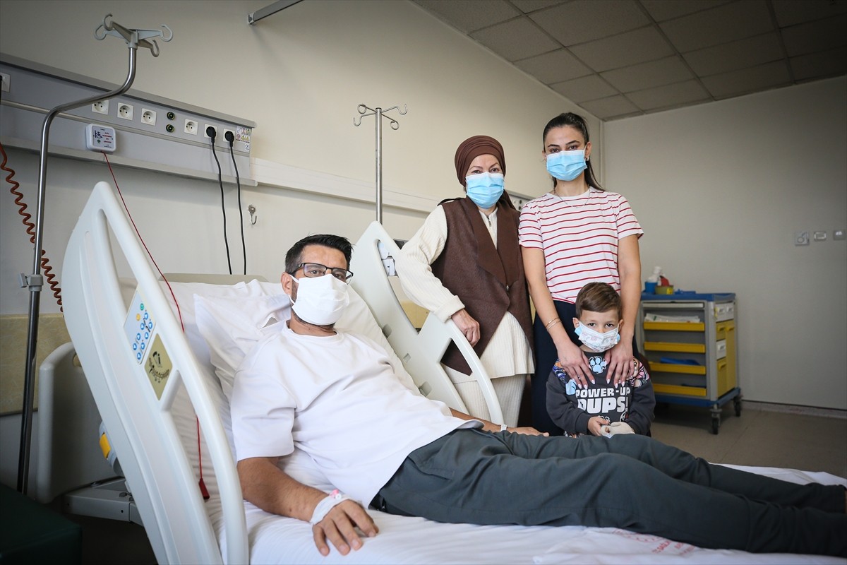 Bursa'da yaşayan 53 yaşındaki R.G. (sağda), 6 yıldır yüksek tansiyon nedeniyle böbrek hastası...