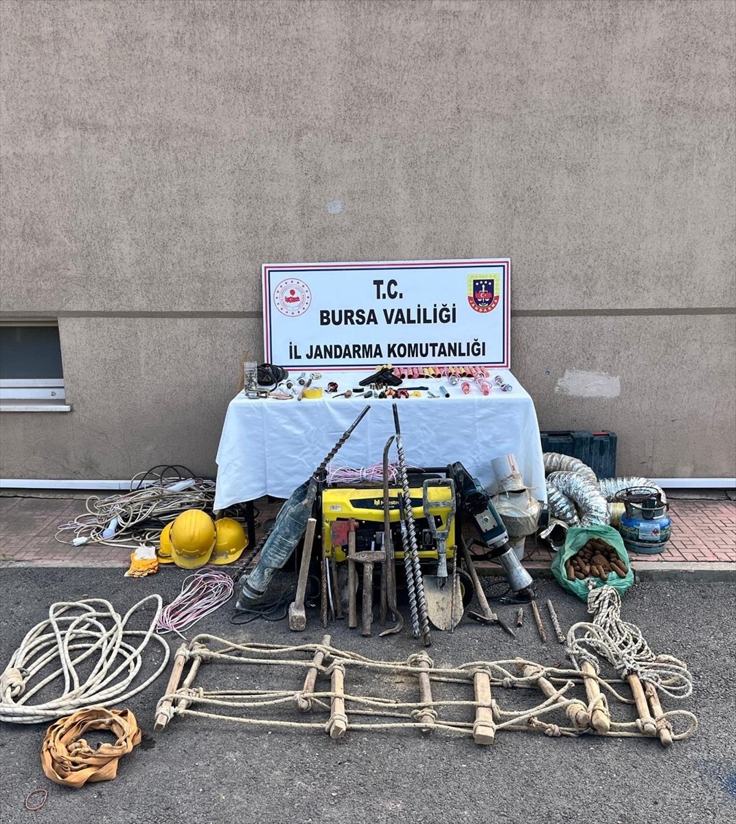 Bursa'nın Kestel ilçesindeki ormanlık alanda izinsiz kazı yapan 9 kişi suçüstü yakalandı.