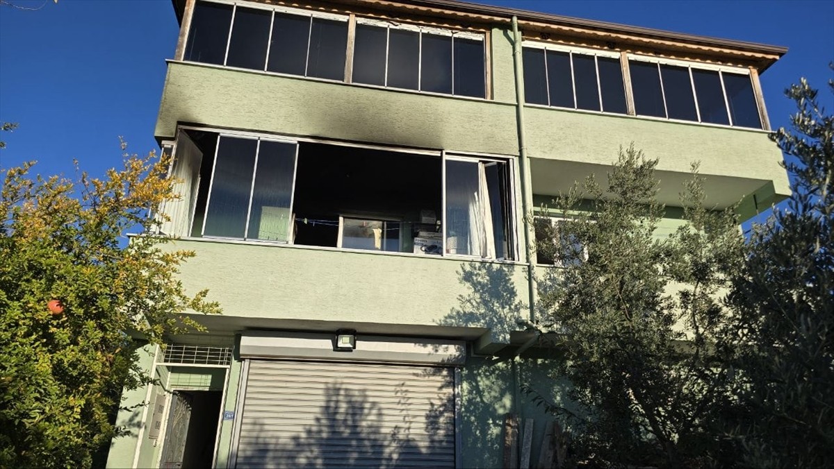 Bursa'nın Mudanya ilçesinde, bir evde çıkan yangında dumandan etkilenen yaşlı çift hastaneye...