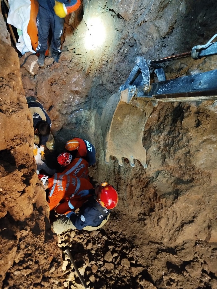 Bursa'nın Mudanya ilçesinde kanalizasyon hattını kepçeyle açtıkları sırada meydana gelen göçükte...