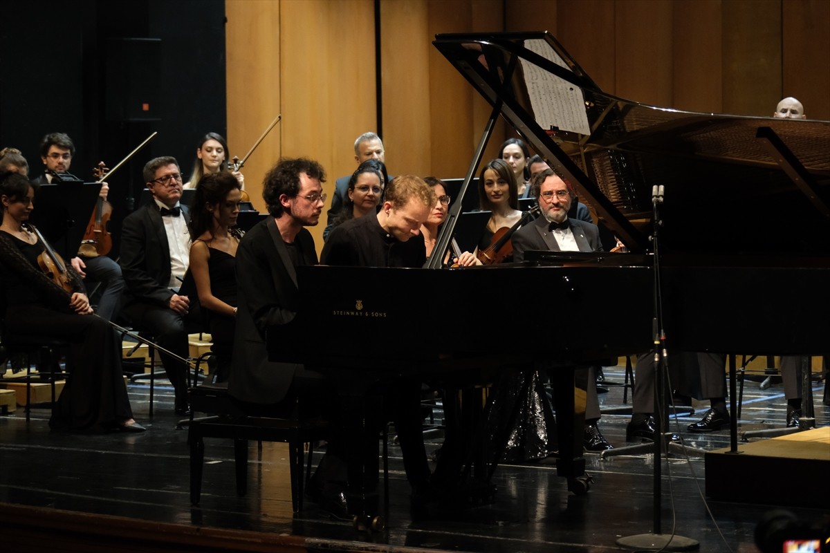 Bursa Bölge Devlet Senfoni Orkestrası (BBDSO), bu hafta düzenlenen periyodik konserde şef Niklas...