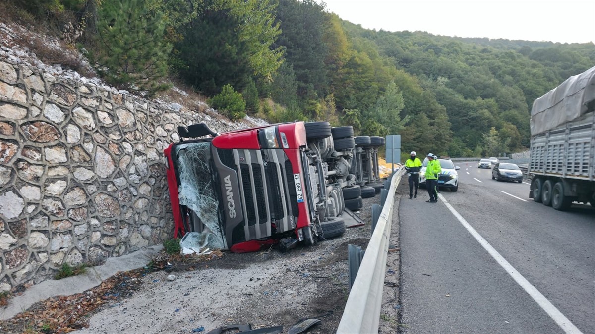 Bursa’nın İnegöl ilçesinde hayvan yemi yüklü tırın devrilmesi sonucu 2 kişi ağır yaralandı. Tırda...
